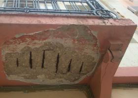 Αστοχία (ή και ανυπαρξία) κατάλληλης σφράγισης σε σημεία διακοπής (επαφής της επένδυσης με ξένα προς αυτήν δομικά υλικά) βάσεις κάγκελων, άλλων μεταλλικών ή ξύλινων στηριγμάτων, ξύλινων ή μεταλλικών επιφανειών κ.ά.