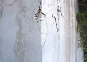 Μερική ή ολική αποσάθρωση σοβά εξωτερικού τοίχου μέχρι βάθους σοβά βασικής στρώσης
