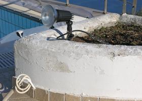 Αποσάθρωση χρώματος και υποστρώματος (σοβά) βαμμένης επιφάνειας από προσβολή υγρασίας