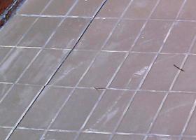 Ρηγματωμένοι και αποσαθρωμένοι αρμοί επένδυσης πλακιδίων