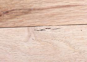 Ύπαρξη μικρών ή βαθύτερων ρωγμών στην επιφάνεια του ξύλου