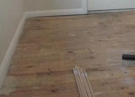 Έλλειψη σφράγισης (ή προβληματική σφράγιση) στο πάνω μέρος των σοβατεπί επένδυσης δαπέδου