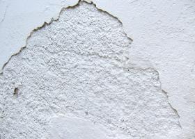 Θρυμματισμένος - αποσαθρωμένος σε σημεία (επιφανειακά), τσιμεντοειδής σοβάς