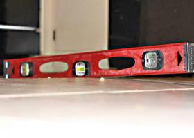 Ανασηκωμένα - αποκολλημένα στοιχεία της επένδυσης (πλακίδια, μάρμαρα, γρανίτες κ.ά.)