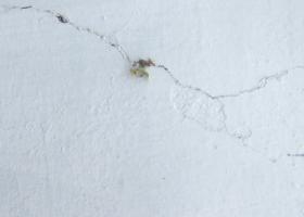 Τριχοειδείς και άλλες μεγαλύτερες ρωγμές σε εξωτερική τοιχοποιία από σοβά