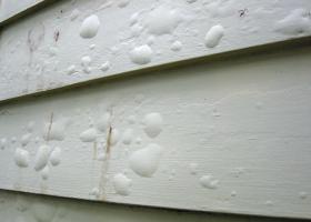 Εμφάνιση φουσκάλων σε βαμμένη επιφάνεια