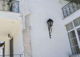 Αποσάθρωση σοβά και σπασίματα σε εξωτερικές γωνίες της τοιχοποιίας από σοβά ή σκυρόδεμα, σε γείσα μπαλκονιών, σε σκαλοπάτια, σε κολόνες ή δοκάρια που το σκυρόδεμα έχει αποκολληθεί και έχει εμφανισθεί ο σιδηρός οπλισμός, κ.ά.