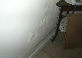 Αποσάθρωση χρώματος και υποστρώματος (σοβά) βαμμένης επιφάνειας από προσβολή υγρασίας