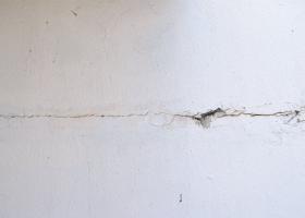 Μερική ή ολική αποσάθρωση σοβά εξωτερικού τοίχου μέχρι βάθους σοβά βασικής στρώσης