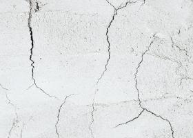 Τριχοειδείς και άλλες μεγαλύτερες ρωγμές σε εξωτερική τοιχοποιία από σοβά