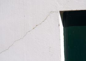 Τριχοειδείς και άλλες μεγαλύτερες ρωγμές σε εξωτερική τοιχοποιία από σοβά