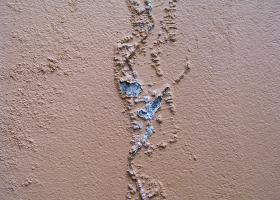 Αποσάθρωση χρώματος και υποστρώματος (σοβά) βαμμένης επιφάνειας από προσβολή υγρασίας