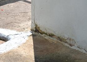 Αποσάθρωση σοβά και σπασίματα σε εξωτερικές γωνίες της τοιχοποιίας από σοβά ή σκυρόδεμα, σε γείσα μπαλκονιών, σε σκαλοπάτια, σε κολόνες ή δοκάρια που το σκυρόδεμα έχει αποκολληθεί και έχει εμφανισθεί ο σιδηρός οπλισμός, κ.ά.