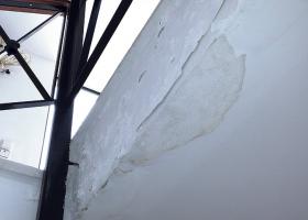 Αποσάθρωση χρώματος και υποστρώματος (σοβά) βαμμένης επιφάνειας από προσβολή υγρασίας