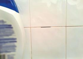 Αποσάθρωση αρμόστοκων της επένδυσης τοίχου ή και δαπέδων με κεραμικά πλακίδια