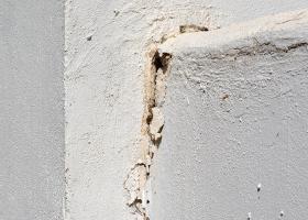 Αποσάθρωση σοβά και σπασίματα σε εξωτερικές γωνίες της τοιχοποιίας από σοβά ή σκυρόδεμα, σε γείσα μπαλκονιών, σε σκαλοπάτια, σε κολόνες ή δοκάρια που το σκυρόδεμα έχει αποκολληθεί και έχει εμφανισθεί ο σιδηρός οπλισμός, κ.ά.