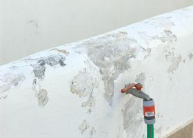 Αποσάθρωση χρώματος και υποστρώματος (σοβά) βαμμένης επιφάνειας από προσβολή υγρασίας