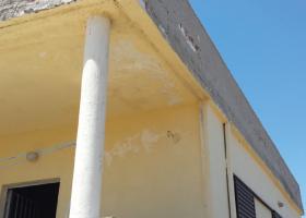 Τριχοειδείς και άλλες μεγαλύτερες ρωγμές σε εξωτερική τοιχοποιία από σοβά