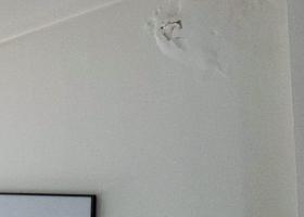 Θρυμματισμένος - αποσαθρωμένος σε σημεία (επιφανειακά), τσιμεντοειδής σοβάς