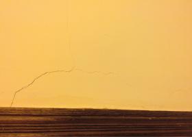 Τριχοειδείς και άλλες μεγαλύτερες ρωγμές σε εξωτερική τοιχοποιία από σοβά