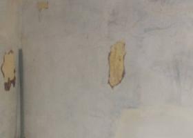 Αποσάθρωση σοβά (σε μικρό ή μεγαλύτερο εύρος), εσωτερικής τοιχοποιίας