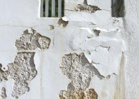 Τριχοειδείς και άλλες μεγαλύτερες ρωγμές σε εξωτερική τοιχοποιία από σοβά