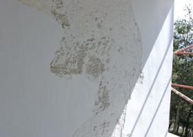 Θρυμματισμένος - αποσαθρωμένος σε σημεία (επιφανειακά), τσιμεντοειδής σοβάς