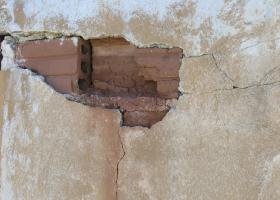 Μερική ή ολική αποσάθρωση σοβά εξωτερικού τοίχου μέχρι βάθους σοβά βασικής στρώσης