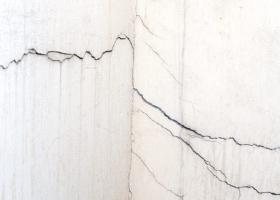 Τριχοειδείς και άλλες μεγαλύτερες ρωγμές σε εξωτερική τοιχοποιία από σοβά