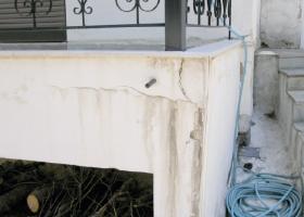 Αποσάθρωση σοβά και σπασίματα σε εξωτερικές γωνίες της τοιχοποιίας από σοβά ή σκυρόδεμα, σε γείσα μπαλκονιών, σε σκαλοπάτια, σε κολόνες ή δοκάρια που το σκυρόδεμα έχει αποκολληθεί και έχει εμφανισθεί ο σιδηρός οπλισμός, κ.ά.
