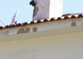 Μερική ή ολική αποσάθρωση σοβά εξωτερικού τοίχου μέχρι βάθους σοβά βασικής στρώσης