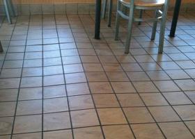 Παντελής έλλειψη αρμών διαστολής (σε εσωτερικό χώρο, περιμετρικά της επένδυσης)