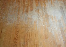 Απολέπιση ή φθορά από διάφορες αιτίες του βερνικοχρώματος ή ριπολίνης με την οποία έχει βαφεί παλαιότερα η ξύλινη επιφάνεια