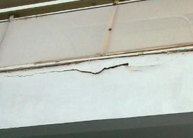 Αποσάθρωση σοβά και σπασίματα σε εξωτερικές γωνίες της τοιχοποιίας από σοβά ή σκυρόδεμα, σε γείσα μπαλκονιών, σε σκαλοπάτια, σε κολόνες ή δοκάρια που το σκυρόδεμα έχει αποκολληθεί και έχει εμφανισθεί ο σιδηρός οπλισμός, κ.ά.