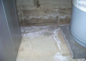 Υγρασία (λεκέδες από υγρασία και άλατα) ή διαρροή νερού από το δάπεδο/τοίχο του υπογείου