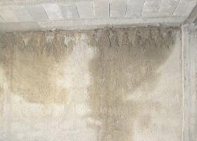 Υγρασία (λεκέδες από υγρασία και άλατα) ή διαρροή νερού από το δάπεδο/τοίχο του υπογείου