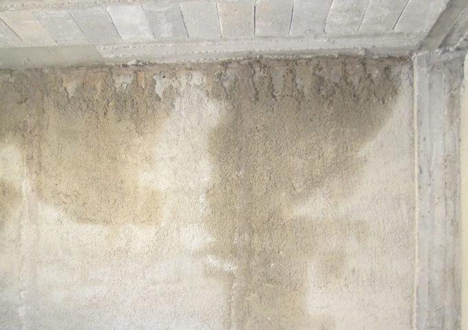 4.5 Διαρροή υγρασίας από την πλάκα και δημιουργία μούχλας στο ταβάνι από κάτω - Κεντρική Εικόνα