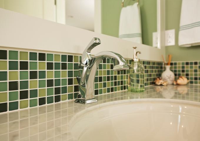 Οι αρμοί στα πλακάκια, στο μπάνιο και στην κουζίνα έχουν βρωμίσει και αλλάξει χρώμα. Πως αντιμετωπίζεται το πρόβλημα; - Κεντρική Εικόνα