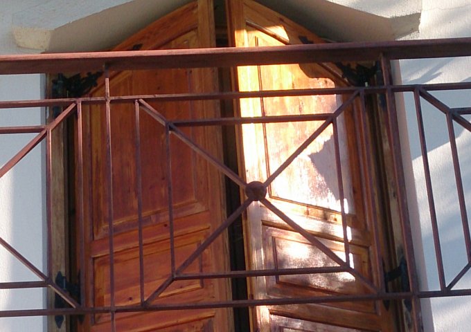 Περιποίηση ξύλινης πόρτας (πορτοπαράθυρο) - Κεντρική Εικόνα